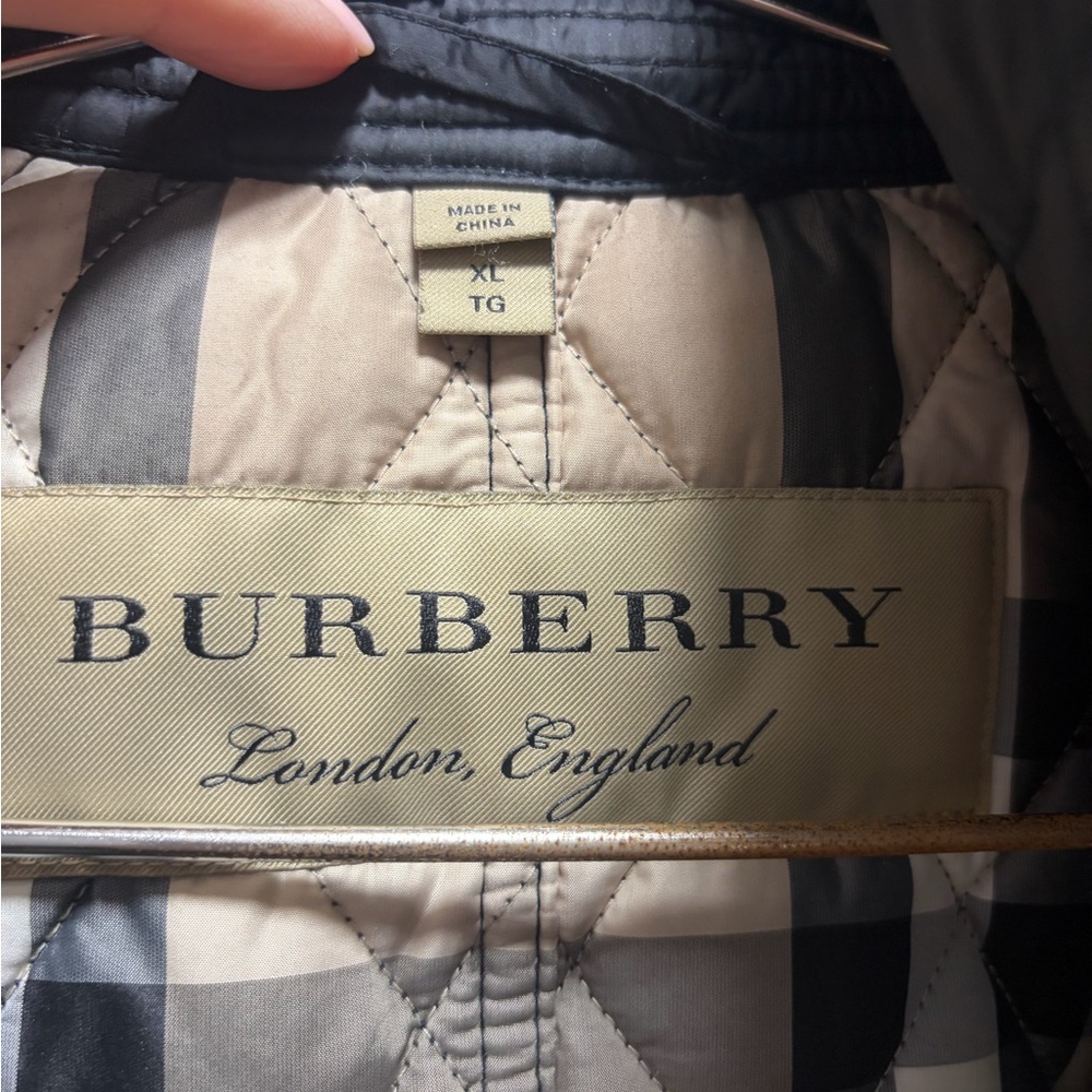 Burberry Quilted Black Performance Jacket with Gold-Tone Hardware - Picture 5 of 16